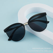 Lade das Bild in den Galerie-Viewer, Classic Butterfly Cool Black Retro Trendy Texture Sunglasses Sunshade Large Rim Sunglasses