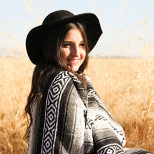 Lade das Bild in den Galerie-Viewer, Geometric Tassel Style Blanket Woven Tassel Beach Towel Blanket Picnic Mat Yoga Cotton Blanket
