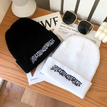 Lade das Bild in den Galerie-Viewer, Warm Winter Knit Beanie Hats Black All-Match Korean Woolen Hat Women Autumn Unisex