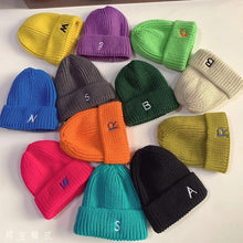 Lade das Bild in den Galerie-Viewer, Warm Winter Knit Beanie Hats Women's Autumn Korean Style All-Match Letters Embroidered Men's Cute Unisex