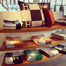 Lade das Bild in den Galerie-Viewer, Knitted Woven H Shawl Palace Mingfei Walking Blanket Wool Blanket H Blanket