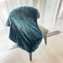 Lade das Bild in den Galerie-Viewer, Woolen Blanket Blanket Nap Blanket Thick Warm Summer Sofa Cover Flannel Air Conditioning Blanket