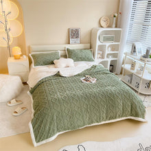 Lade das Bild in den Galerie-Viewer, Autumn and Winter Blanket Thickening Version a Taffeta B Version Jacquard Lambswool Cover Blanket