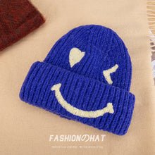 Lade das Bild in den Galerie-Viewer, Warm Winter Knit Beanie Hats Embroidered Smiley Woolen Cap Couple Pullover Unisex