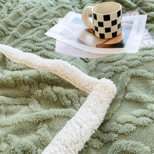Lade das Bild in den Galerie-Viewer, Autumn and Winter Blanket Thickening Version a Taffeta B Version Jacquard Lambswool Cover Blanket
