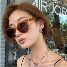 Lade das Bild in den Galerie-Viewer, Sunglasses sun Shades Brown Women's All Match Classic Face Looking Small Polarized unisex
