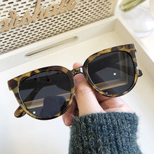 Lade das Bild in den Galerie-Viewer, Sunglasses sun Shades Brown Women's All Match Classic Face Looking Small Polarized unisex
