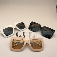 Lade das Bild in den Galerie-Viewer, Sunglasses sun Shades Large Rim High Grade Box Chain unisex
