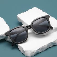 Lade das Bild in den Galerie-Viewer, Sunglasses sun Shades Women's High Grade to Make Big Face Thin Looked unisex
