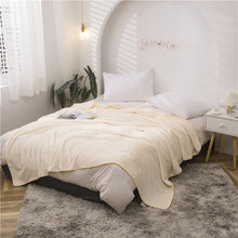 Load image into Gallery viewer, Thickened Flannel Blanket Winter Home Children's Blanket Super Soft Thermal Blanket Gift Blanket
