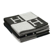 Lade das Bild in den Galerie-Viewer, Knitted Woven H Shawl Palace Mingfei Walking Blanket Wool Blanket H Blanket
