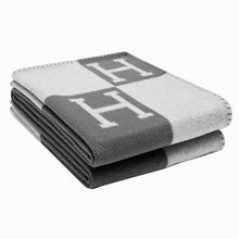 Lade das Bild in den Galerie-Viewer, Knitted Woven H Shawl Palace Mingfei Walking Blanket Wool Blanket H Blanket
