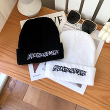 Lade das Bild in den Galerie-Viewer, Warm Winter Knit Beanie Hats Black All-Match Korean Woolen Hat Women Autumn Unisex
