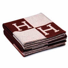 Lade das Bild in den Galerie-Viewer, Knitted Woven H Shawl Palace Mingfei Walking Blanket Wool Blanket H Blanket
