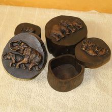 Lade das Bild in den Galerie-Viewer, Ashtray Wooden Ornament Thailand Solid Wood Jewelry Box Old Wood round Small Box  Lid Ashtray
