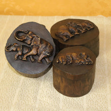 Lade das Bild in den Galerie-Viewer, Ashtray Wooden Ornament Thailand Solid Wood Jewelry Box Old Wood round Small Box  Lid Ashtray
