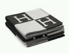 Lade das Bild in den Galerie-Viewer, Knitted Woven H Shawl Palace Mingfei Walking Blanket Wool Blanket H Blanket
