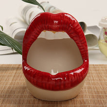 Lade das Bild in den Galerie-Viewer, Ashtray Creative Individual Porcelain Large Lip  European Cute Restaurant
