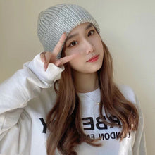 Lade das Bild in den Galerie-Viewer, Warm Winter Knit Beanie Hats  Men's Solid Color Women's Autumn European and American Wool Unisex
