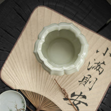 Lade das Bild in den Galerie-Viewer, Ashtray Buddha Hand Jianshui Tea Ceremony Utensils Tea Basin Ceramic Waste Water Tank Tea Mat
