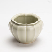 Lade das Bild in den Galerie-Viewer, Ashtray Buddha Hand Jianshui Tea Ceremony Utensils Tea Basin Ceramic Waste Water Tank Tea Mat
