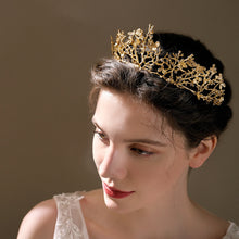 Lade das Bild in den Galerie-Viewer, Simple Alloy Rhinestone Bridal Headdress Golden Crown
