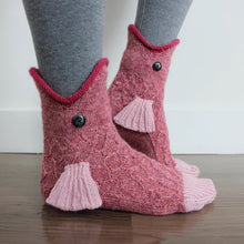 Lade das Bild in den Galerie-Viewer, Trendy Cute Adult Men's and Women's Knit Crocodile Socks  Animal Wool Knitted Socks
