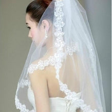 Lade das Bild in den Galerie-Viewer, 1.5m Long Section Lace Small Sequins Plum Pattern Wedding Veil
